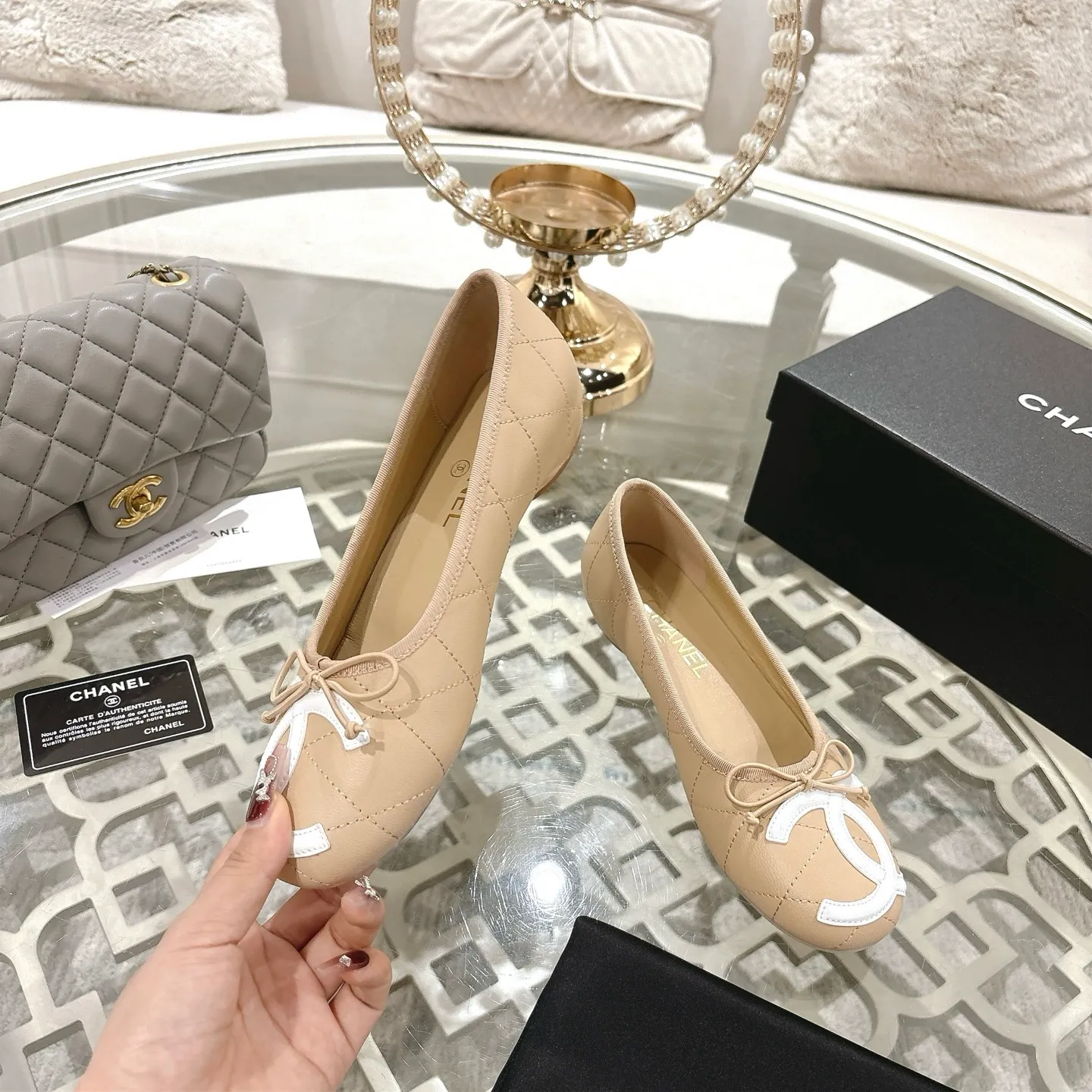 👟👟Ex-factory price 540👟👟 [Purchase-level quality] CHANEL Xiaoxiang 25/A new summer bow-tie shoes 💃 This pair of "dancing shoes" is really breathtakingly beautiful! Made of cowhide fabric + exquisite electric embroidery, every detail exudes a sense of high-end ~ classic bow design, Italian genuine leather sole, comfortable and elegant on the feet, a perfect must-have for fairies!  🌟 All counters are from the same source! All materials are customized according to the original 1:1, and are developed and patterned from genuine products. The quality is absolutely assured ~ a classic that must be bought every year, a versatile artifact that looks great whether paired with skirts or jeans!  💖 The perfect finishing touch for summer outfits, sisters, just do it! 👉 Fabric: Imported sheepskin Lining: Imported sheepskin Outsole: Private molded outsole Size: 35-40 Leather surface